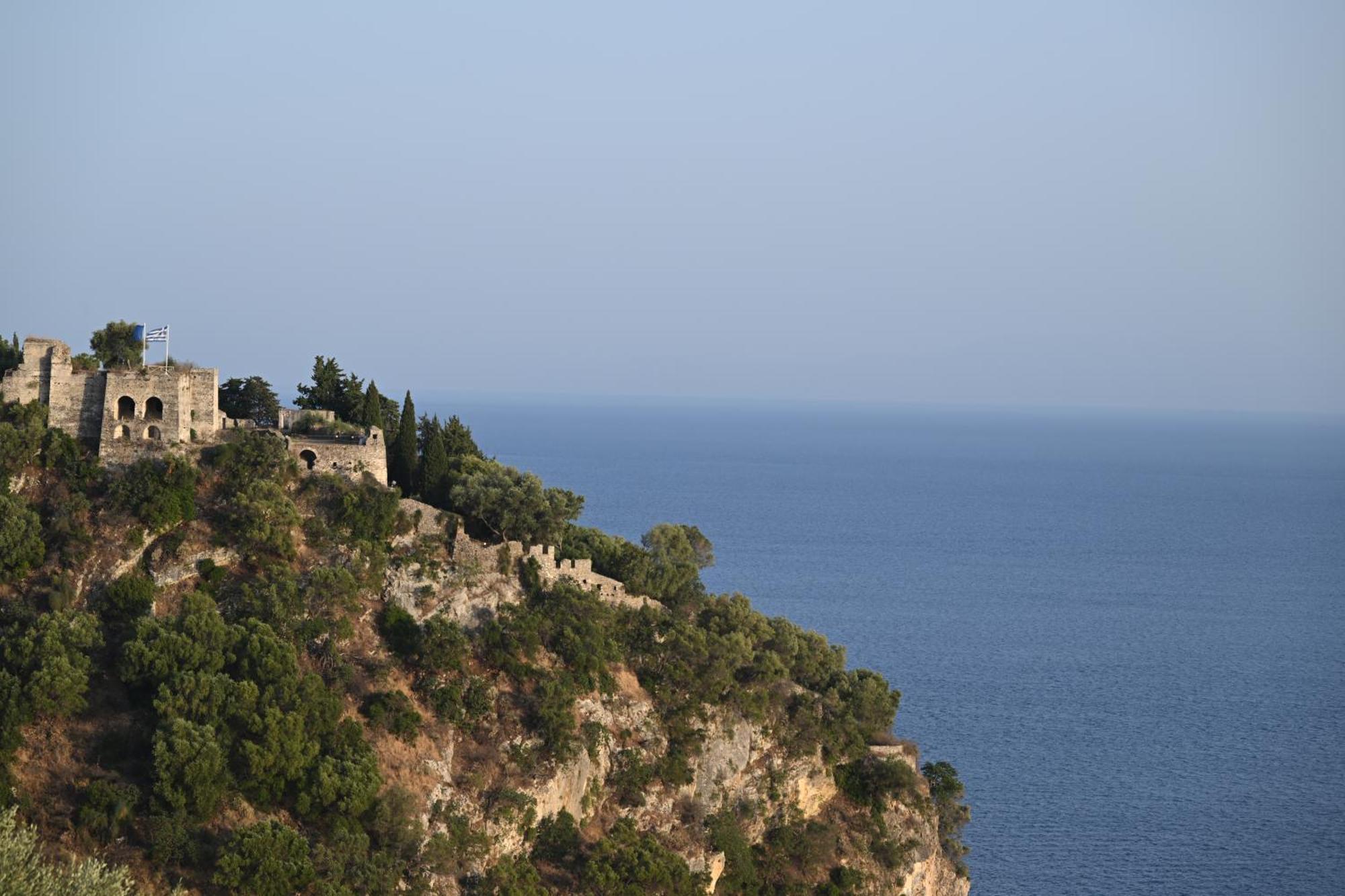 Livinghome Suites Parga Exterior photo